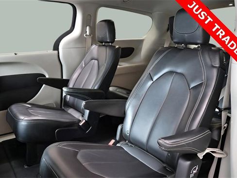 Used 2024 Chrysler Pacifica Touring-L image 16