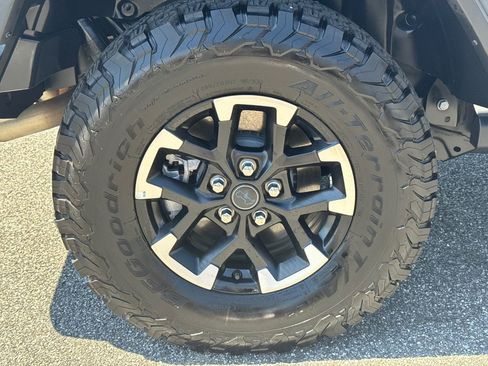 Used 2025 Jeep Wrangler Unlimited Rubicon 4xe w/ Safety Group AWD/4WD image 17