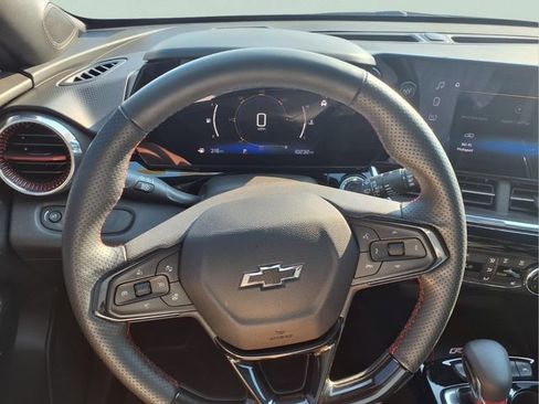 Used 2025 Chevrolet Trax RS w/ Sunroof Package FWD image 11