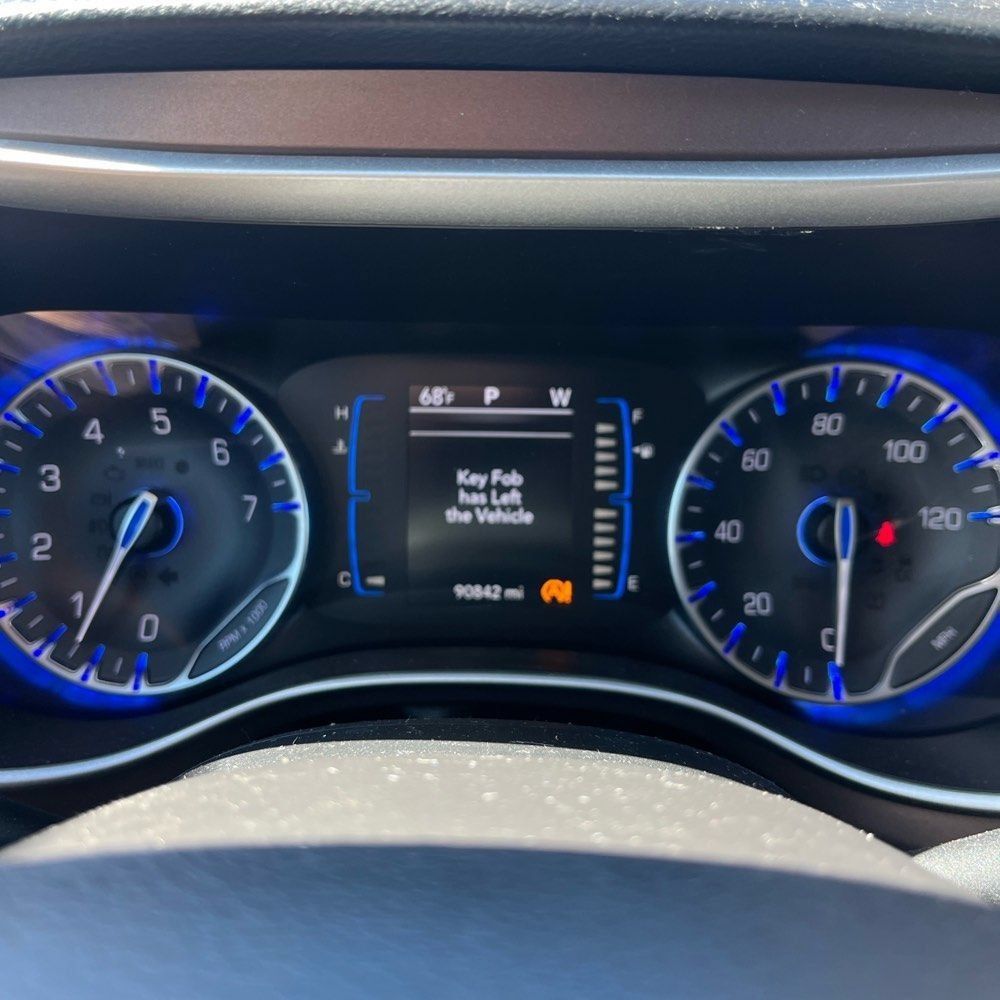 Used 2018 Chrysler Pacifica Touring-L w/ Premium Audio Group FWD image 8