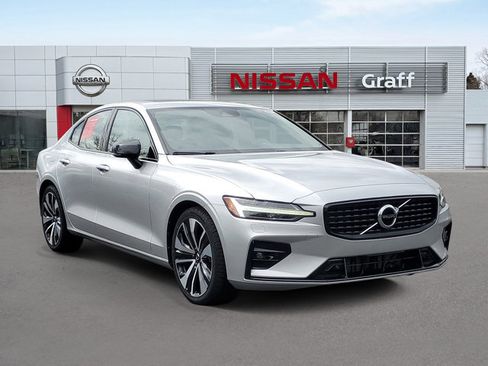 Used 2022 Volvo S60 B5 Momentum w/ Premium Package AWD/4WD image 2