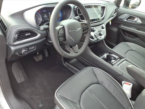 New 2026 Chrysler Pacifica Limited w/ S Appearance Package AWD/4WD image 4
