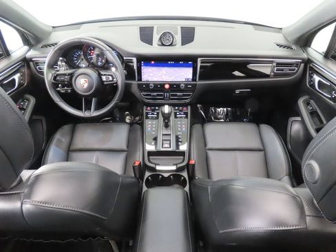 Certified 2025 Porsche Macan AWD/4WD image 15