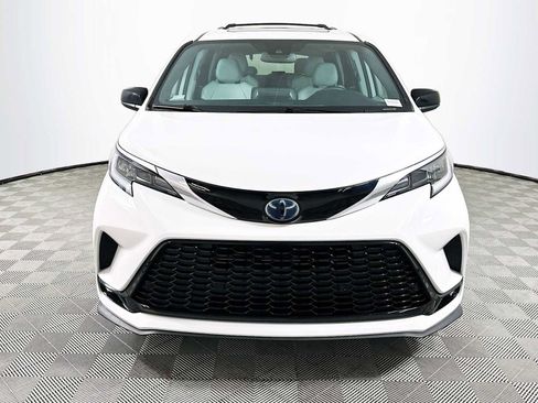 Used 2022 Toyota Sienna XSE FWD image 2