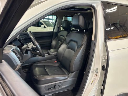 Used 2024 Nissan Pathfinder SL w/ SL Premium Package FWD image 13
