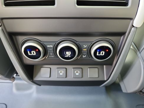 Used 2025 Land Rover Defender 130 S image 24