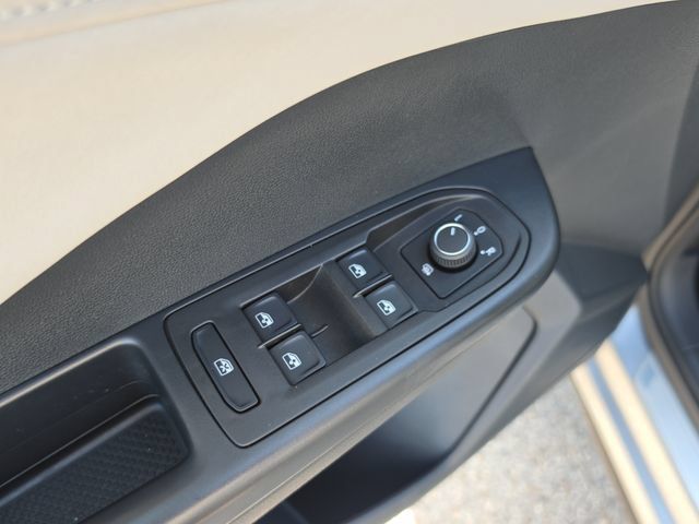 Used 2025 Volkswagen Taos SE FWD image 19