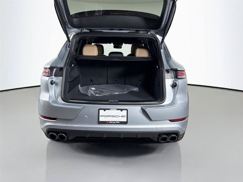 Certified 2026 Porsche Cayenne AWD/4WD image 35