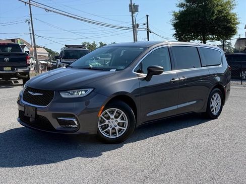 Used 2023 Chrysler Pacifica Touring-L FWD image 2