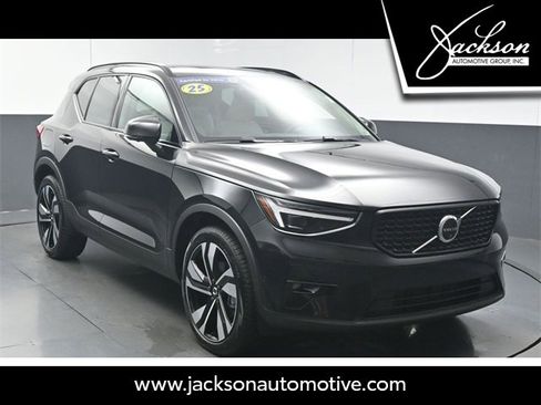 Used 2025 Volvo XC40 B5 Ultra image 1