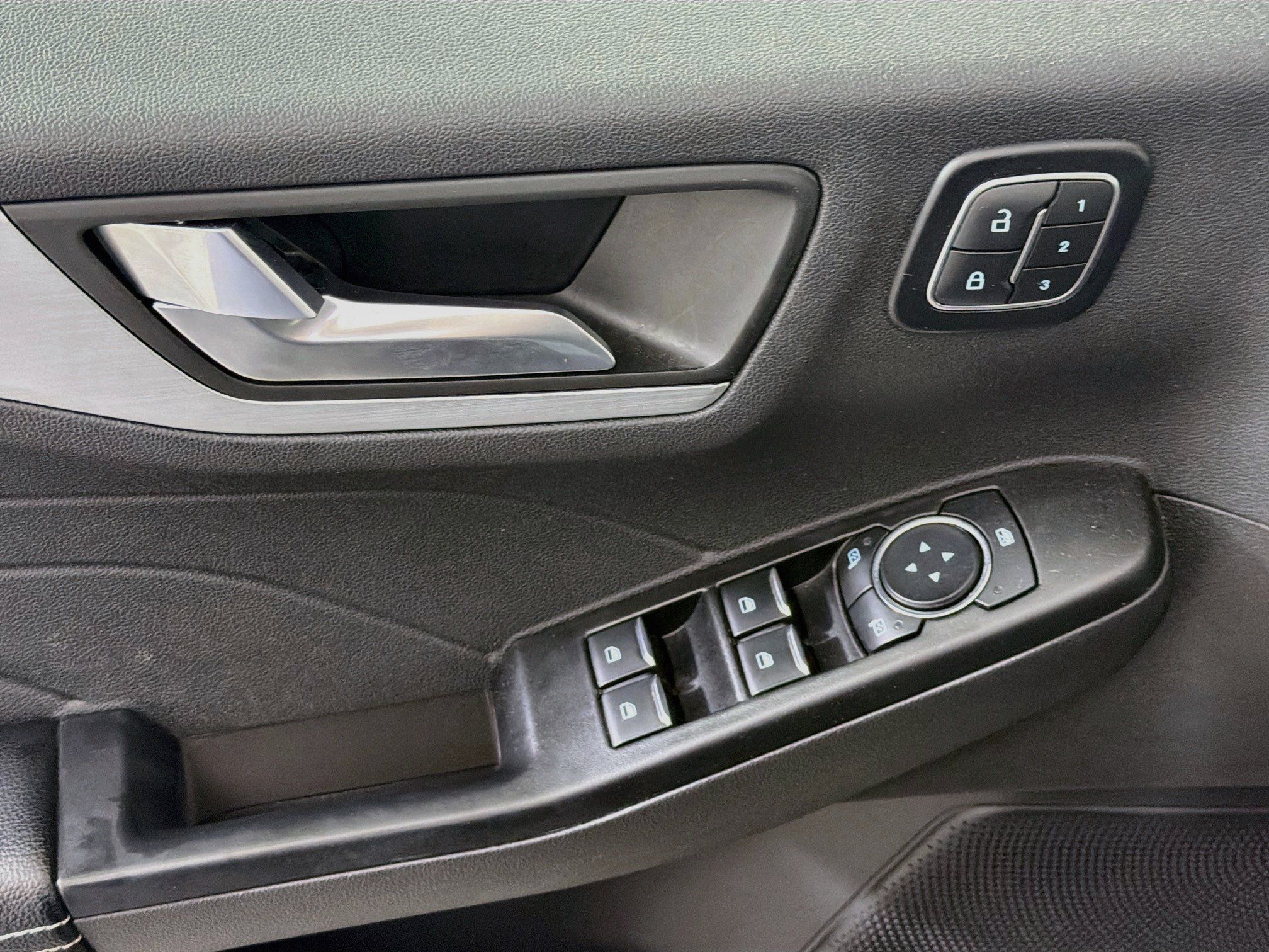 Used 2025 Ford Escape Platinum AWD/4WD image 15