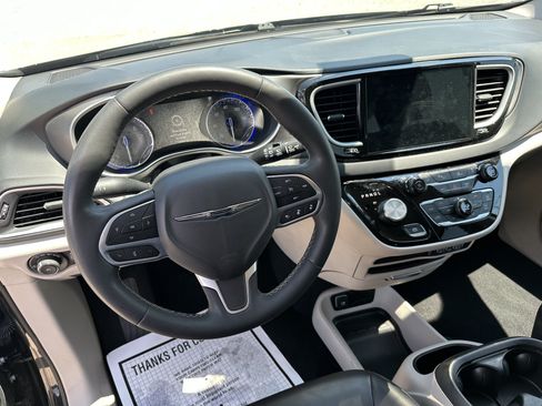 Used 2023 Chrysler Pacifica Touring-L FWD image 8