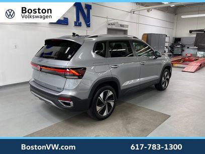 Used 2025 Volkswagen Taos SE w/ Panoramic Sunroof Package
