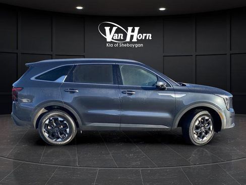 Used 2024 Kia Sorento S image 2