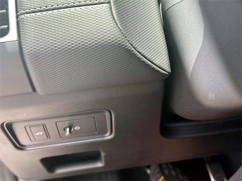 New 2025 Land Rover Discovery Dynamic SE image 30