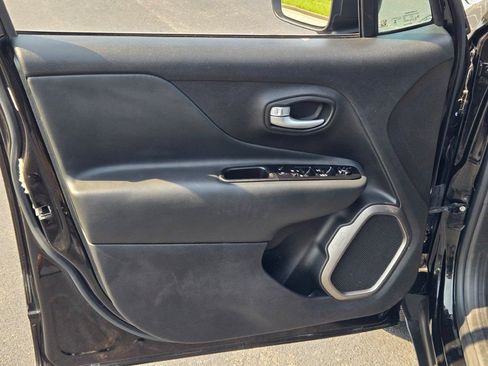 Used 2023 Jeep Renegade Latitude AWD/4WD image 18