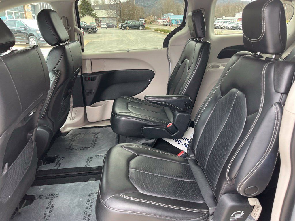 Used 2023 Chrysler Pacifica Touring-L FWD image 8