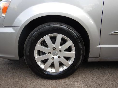 Used 2016 Chrysler Town & Country Touring w/ Driver Convenience Group FWD image 27