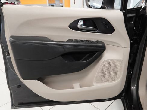 Used 2020 Chrysler Pacifica Limited FWD image 18