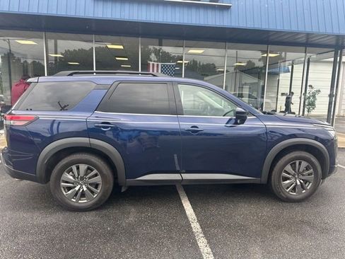 Used 2024 Nissan Pathfinder SV FWD image 1