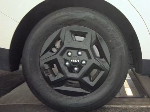 Used 2025 Kia Carnival image 21