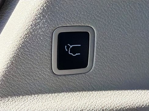 Used 2024 Chrysler Pacifica Touring-L image 13