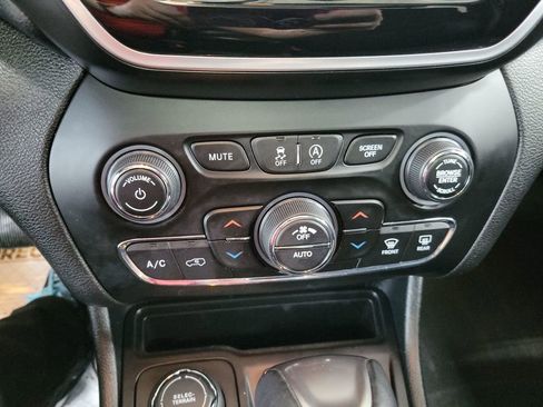 Used 2019 Jeep Cherokee Limited w/ Luxury Group image 44