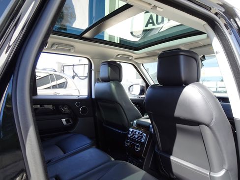 Used 2020 Land Rover Range Rover HSE image 18