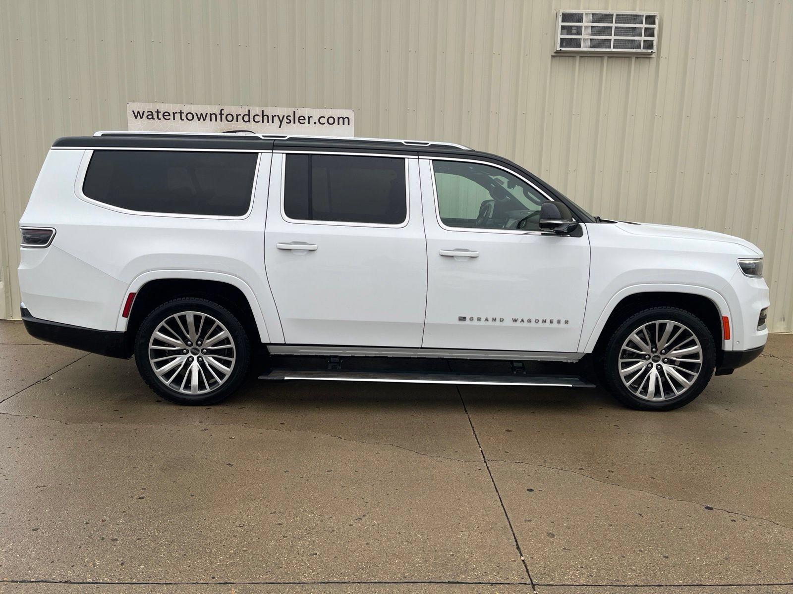 Used 2024 Jeep Grand Wagoneer L Series III AWD/4WD image 2