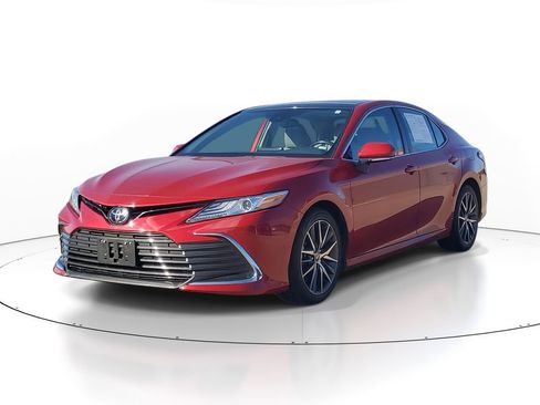 Used 2023 Toyota Camry XLE image 2