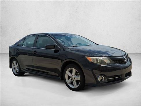Used 2014 Toyota Camry SE FWD image 3