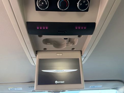 Used 2013 Chrysler Town & Country Touring-L w/ Driver Convenience Group image 16