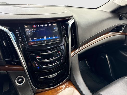 Used 2018 Cadillac Escalade Luxury AWD/4WD image 24