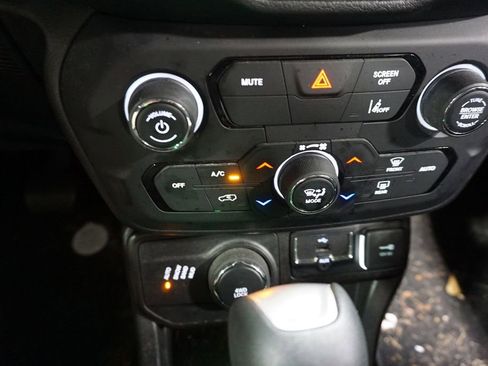 Used 2021 Jeep Renegade Latitude image 14