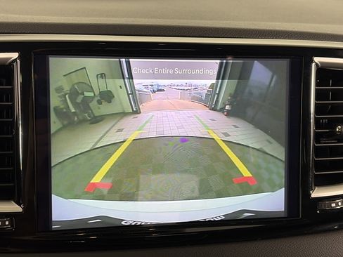 Used 2024 Chrysler Pacifica Touring-L image 21