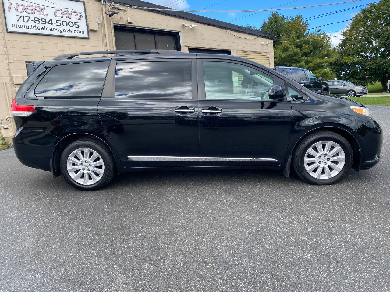 Used 2012 Toyota Sienna Limited w/ Premium Pkg AWD/4WD image 2