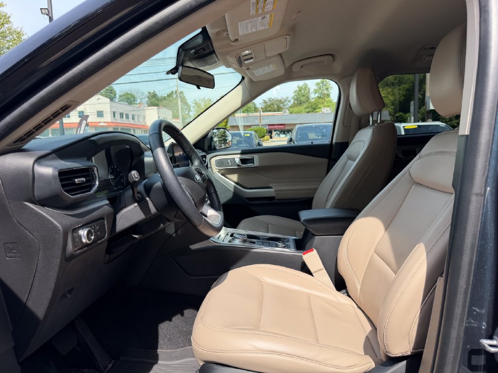 Used 2022 Ford Explorer XLT w/ Equipment Group 202A AWD/4WD image 17