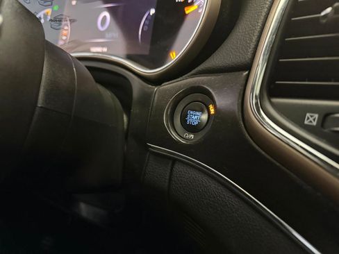 Used 2017 Jeep Grand Cherokee Limited w/ Luxury Group II image 31