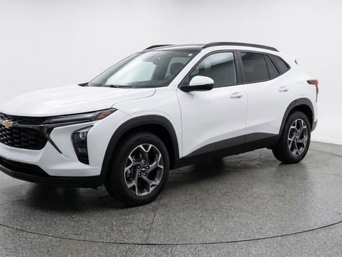 Used 2025 Chevrolet Trax LT FWD image 3