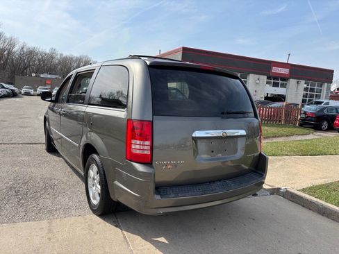 Used 2010 Chrysler Town & Country Touring image 8