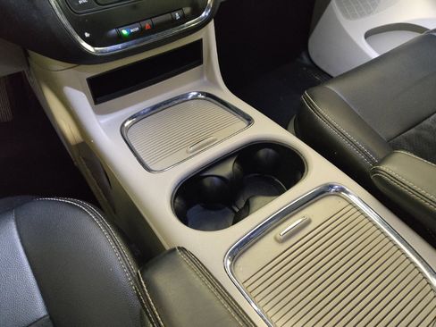 Used 2019 Dodge Grand Caravan SXT w/ Driver Convenience Group image 26