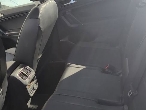 Used 2018 Volkswagen Tiguan SE w/ Panoramic Sunroof Package image 9