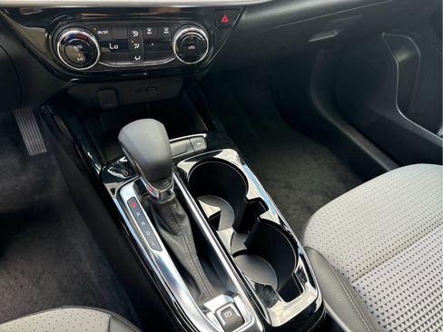 Certified 2025 Chevrolet Trax LT FWD image 14