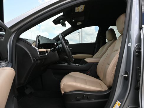 Used 2024 Cadillac XT4 Luxury w/ Cold Weather Package FWD image 19