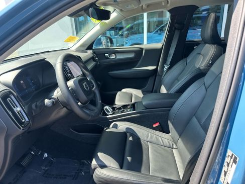 Used 2023 Volvo XC40 B5 Plus w/ Protection Package Premier AWD/4WD image 8