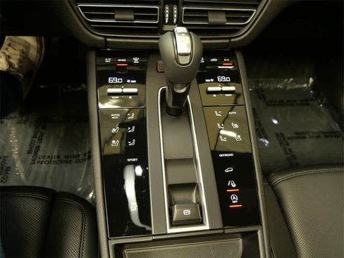 Used 2025 Porsche Macan image 28