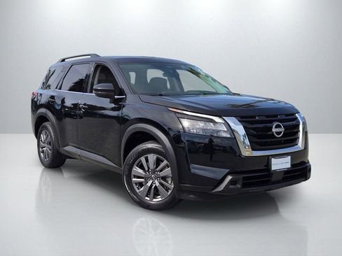 Used 2024 Nissan Pathfinder SV image 1