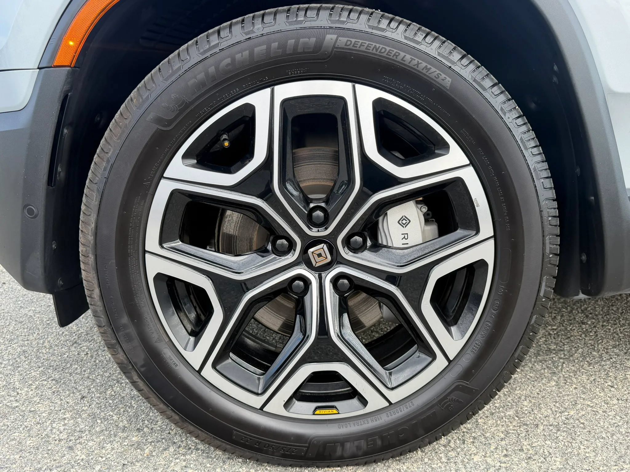Used 2025 Rivian R1S Adventure Dual AWD/4WD image 36