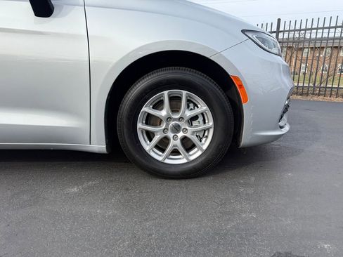 Used 2024 Chrysler Pacifica Touring-L image 10