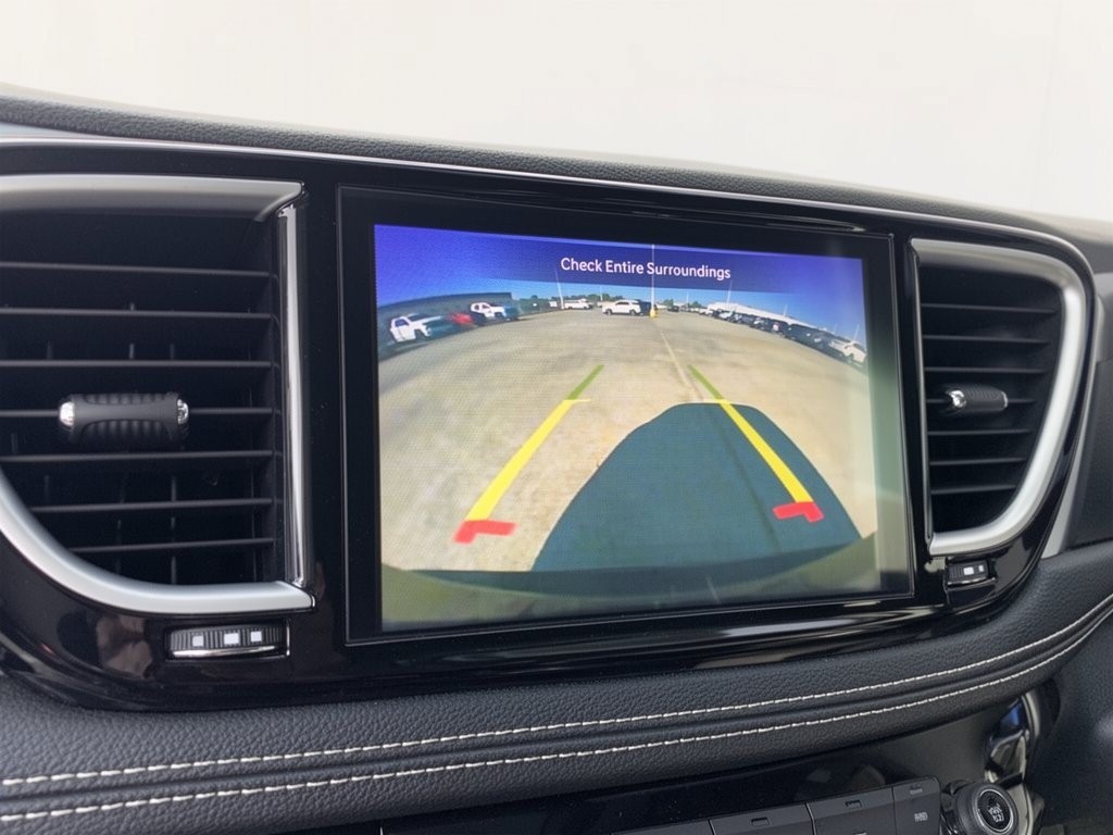 Used 2025 Chrysler Pacifica Limited FWD image 24